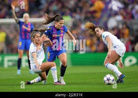Barcelona, Spanien. 30. März 2022. Claudia Pina vom FC Barcelona und Maite Oroz von Real Madrid während des UEFA Women's Champions League-Spiels zwischen dem FC Barcelona und Real Madrid, das am 30. März 2022 im Stadion Camp Nou in Barcelona, Spanien, ausgetragen wurde. (Foto von Bagu Blanco/PRESSINPHOTO) Credit: PRESSINPHOTO SPORTS AGENCY/Alamy Live News Stockfoto