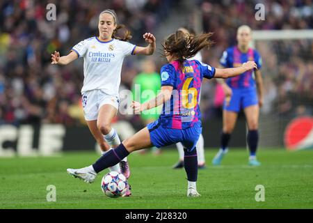 Barcelona, Spanien. 30. März 2022. Claudia Pina vom FC Barcelona und Maite Oroz von Real Madrid während des UEFA Women's Champions League-Spiels zwischen dem FC Barcelona und Real Madrid, das am 30. März 2022 im Stadion Camp Nou in Barcelona, Spanien, ausgetragen wurde. (Foto von Bagu Blanco/PRESSINPHOTO) Credit: PRESSINPHOTO SPORTS AGENCY/Alamy Live News Stockfoto