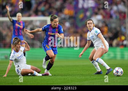 Barcelona, Spanien. 30. März 2022. Claudia Pina vom FC Barcelona und Maite Oroz von Real Madrid während des UEFA Women's Champions League-Spiels zwischen dem FC Barcelona und Real Madrid, das am 30. März 2022 im Stadion Camp Nou in Barcelona, Spanien, ausgetragen wurde. (Foto von Bagu Blanco/PRESSINPHOTO) Credit: PRESSINPHOTO SPORTS AGENCY/Alamy Live News Stockfoto