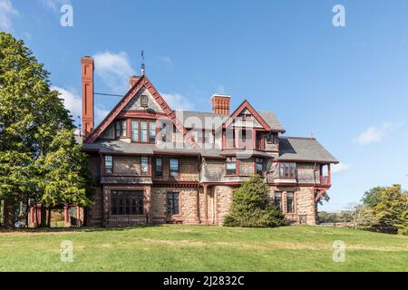 Newport, USA - 23. September 2017: Altes Herrenhaus im neuen viktorianischen Stil an der Küste von Newport, Rhode Island. Stockfoto