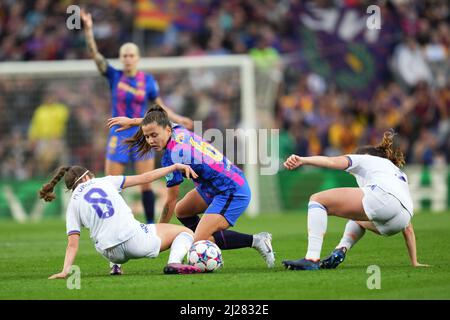 Barcelona, Spanien. 30. März 2022. Claudia Pina vom FC Barcelona und Maite Oroz von Real Madrid während des UEFA Women's Champions League-Spiels zwischen dem FC Barcelona und Real Madrid, das am 30. März 2022 im Stadion Camp Nou in Barcelona, Spanien, ausgetragen wurde. (Foto von Bagu Blanco/PRESSINPHOTO) Credit: PRESSINPHOTO SPORTS AGENCY/Alamy Live News Stockfoto
