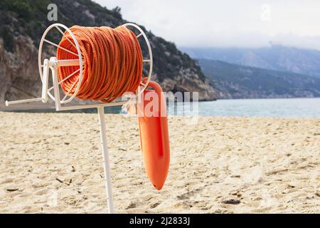 Boje und Marine Rettungsleine am Strand von Cala Luna, Sardegna. Lebensretter an der Küste Stockfoto