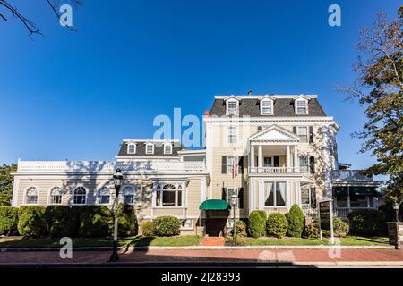 Newport, USA - 23. September 2017: Altes Holzhaus an der Belle Avenue in Newport, USA. Stockfoto