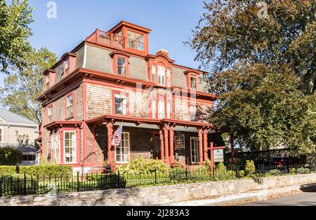 Newport, USA - 23. September 2017: Alte Holzhäuser auf einem historischen Hügel in Newport, USA. Stockfoto