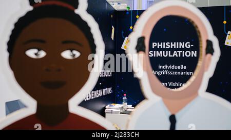 Hannover, Deutschland. 30. März 2022. Auf der IT-Sicherheitsmesse secIT by Heise wird auf einem Stand „Phishing Simulation Individual Attack Scenarios“ geschrieben. Quelle: Ole Spata/dpa/Alamy Live News Stockfoto