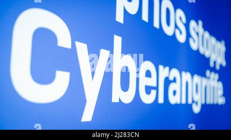 Hannover, Deutschland. 30. März 2022. Auf der IT-Sicherheitsmesse secIT by Heise wird auf einem Stand „Cyberangriffe“ geschrieben. Quelle: Ole Spata/dpa/Alamy Live News Stockfoto