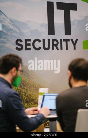 Hannover, Deutschland. 30. März 2022. „IT Security“ steht auf einem Stand auf der IT-Sicherheitsmesse secIT by Heise. Quelle: Ole Spata/dpa/Alamy Live News Stockfoto