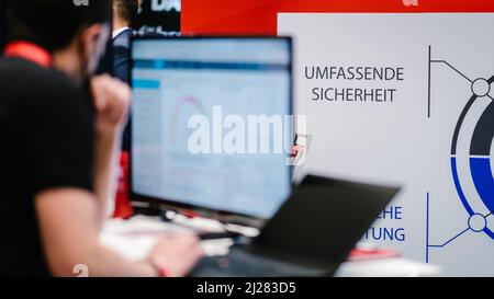 Hannover, Deutschland. 30. März 2022. „Umfassende Sicherheit“ steht auf einem Stand auf der IT-Sicherheitsmesse secIT by Heise. Quelle: Ole Spata/dpa/Alamy Live News Stockfoto