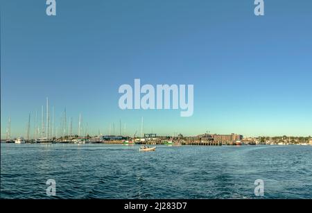 Newport, USA - 23. September 2017: Motorboot passiert den alten Pier am Hafen von Newport, USA. Stockfoto