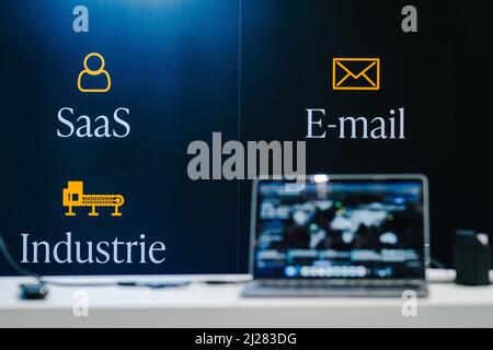 Hannover, Deutschland. 30. März 2022. 'SaaS E-Mail Industrie' steht an einem Stand auf der IT-Sicherheitsmesse secIT by Heise. Quelle: Ole Spata/dpa/Alamy Live News Stockfoto