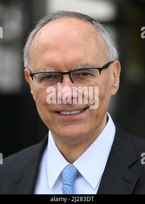 Darmstadt, Deutschland. 29. März 2022. Paolo Giugellino, Wissenschaftlicher Direktor GSI und FAIR, nimmt an der symbolischen Spatenstich-Zeremonie für das Fair Control Center (FCC) Teil. Am GSI Helmholtz-Zentrum für Schwerionenforschung entsteht eines der größten und komplexesten Bauprojekte für internationale Spitzenforschung. Kredit: Arne Dedert/dpa/Alamy Live Nachrichten Stockfoto