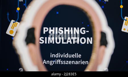 Hannover, Deutschland. 30. März 2022. Auf der IT-Sicherheitsmesse secIT by Heise wird auf einem Stand „Phishing Simulation Individual Attack Scenarios“ geschrieben. Quelle: Ole Spata/dpa/Alamy Live News Stockfoto