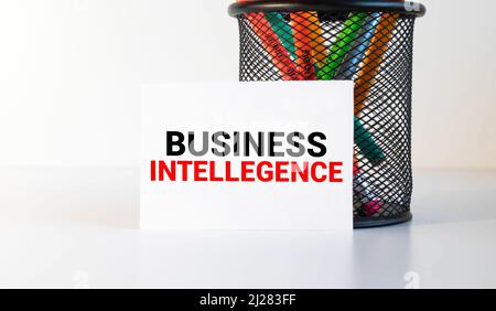 Geschäftskonzept. Geschäftsmann zeigt eine Karte mit dem Text - BUSINESS INTELLIGENCE. Stockfoto