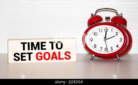 Konzeptionelles Schreiben von Hand, in dem Smart Goals festgelegt werden. Textliste für Geschäftsfotos zur Klärung Ihrer Ideen. Konzentrieren Sie sich auf die Bemühungen, Zeit sinnvoll zu nutzen. Stockfoto
