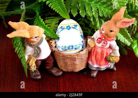 Zwei Osterkaninchen, die Korb mit Osterei tragen, Platz zum Kopieren Stockfoto