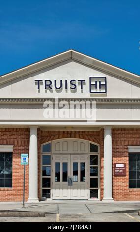 Houston, Texas USA 03-27-2022: Truist Bank Exterior in Houston, TX. Vorderansicht des Finanzinstituts mit Kopierbereich. Stockfoto