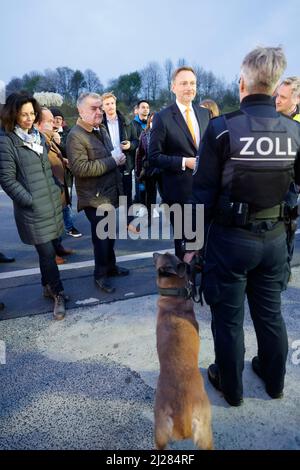 Erkrath, Deutschland. 29. März 2022. Bundesfinanzminister Christian Lindner (FDP, M) und Bundesinnenminister Herbert Reul (CDU, 2. v.l.) während der Kampagne. Kredit: Thomas Bandeyer/dpa/Alamy Live Nachrichten Stockfoto