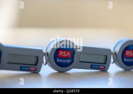 Timisoara, Rumänien - 20. Juni 2021: Nahaufnahme eines RSA SecurID-Tokens auf einem Holztisch, SID700 Stockfoto