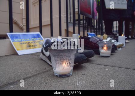 London, Großbritannien. 30.. März 2022. Demonstranten versammelten sich vor der Botschaft von Ungarn, um gegen die neutrale Haltung des Premierministers Viktor Orban gegenüber dem Krieg in der Ukraine und die Weigerung, die Ukraine zu unterstützen, zu protestieren. Demonstranten ließen Schuhe und zündeten Kerzen vor der Botschaft an, um an die von russischen Truppen Getöteten zu erinnern. Kredit: Vuk Valcic/Alamy Live Nachrichten Stockfoto