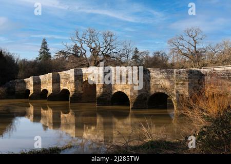 Ein später Winternachmittag an der Stopham Bridge über den Fluss Arun, einem denkmalgeschützten Bauwerk, das 1422-23 in der Nähe von Pulborough, West Sussex, Großbritannien, erbaut wurde Stockfoto