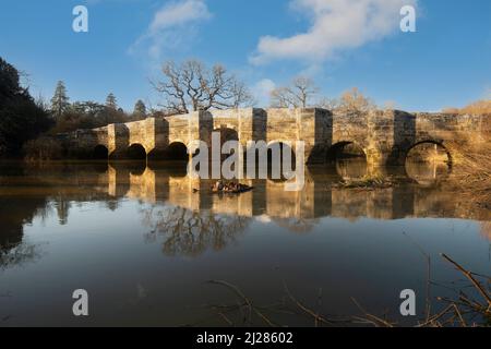 Ein später Winternachmittag an der Stopham Bridge über den Fluss Arun, einem denkmalgeschützten Bauwerk, das 1422-23 in der Nähe von Pulborough, West Sussex, Großbritannien, erbaut wurde Stockfoto