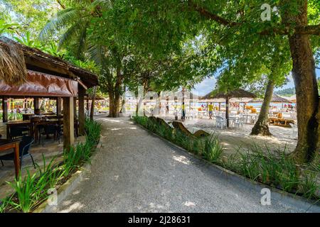 TAMANDARE, PE, Brasilien - 18. Oktober 2021: Blick auf die Ruhezonen und das Restaurant von Prainha dos Carneiros, Restaurant und empfänglich. Stockfoto