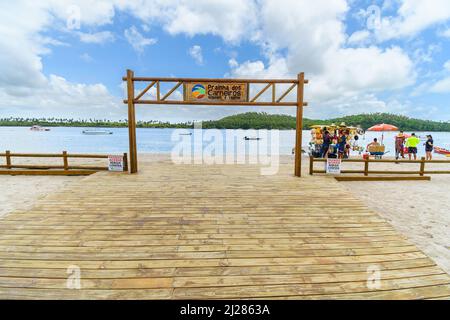 TAMANDARE, PE, Brasilien - 18. Oktober 2021: Holzstruktur am Strand des Restaurants Prainha dos Carneiros. Stockfoto