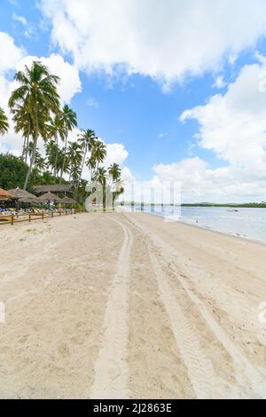 TAMANDARE, PE, Brasilien - 18. Oktober 2021: Blick auf den Strand vor Prainha dos Carneiros, Restaurant und empfänglich. Stockfoto