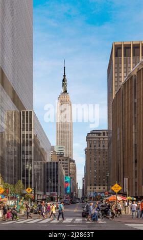 New York, USA - 7. Oktober 2017: Blick auf die Innenstadt von Manhattan, New York mit Chrysler-Gebäude im Hintergrund und Menschen, die eine Straße überqueren. Stockfoto