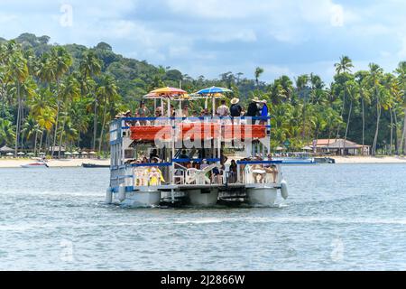 TAMANDARE, PE, Brasilien - 18. Oktober 2021: Menschen auf der Katamaran-Tour zwischen dem Strand von Carneiros und dem Strand von Guadalupe. Stockfoto