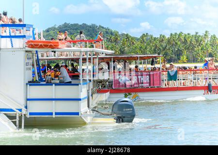 TAMANDARE, PE, Brasilien - 18. Oktober 2021: Menschen auf der Katamaran-Tour zwischen dem Strand von Carneiros und dem Strand von Guadalupe. Stockfoto