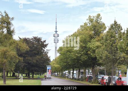 Blick auf den Olympiaturm auf dem Weg zum Olympiapark in München, September 2021 Stockfoto