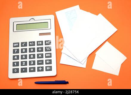 Büro Business Schreibwaren elektronischer Taschenrechner Papier Umschläge und andere Verbrauchsmaterialien Essentials Stockfoto