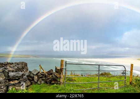 Erstaunlicher Regenbogen über Narin Strand bei Portnoo in der Grafschaft Donegal Irland. Stockfoto