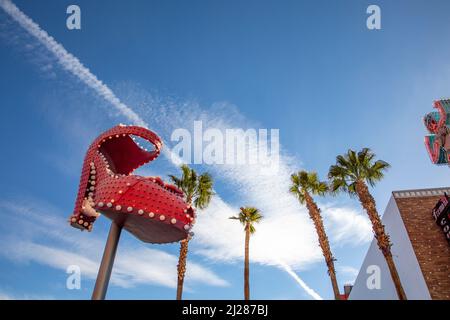 Las Vegas, USA - 9. März 2019: Nahaufnahme des berühmten Ruby Slipper-Leuchtschilds in der Innenstadt von Las Vegas, in der Nähe der Fremont Street Experience. Las Vegas ist kn Stockfoto