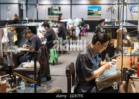 Thailändischer Juwelier, der in einer Werkstatt feinen Schmuck herstellt Stockfoto