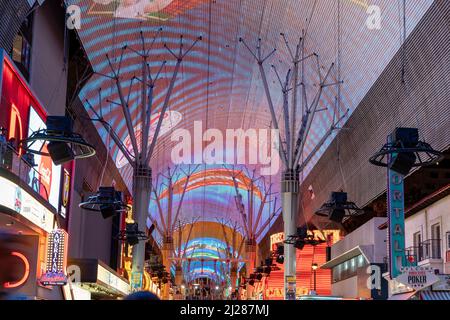 Las Vegas, USA - 9. März 2019: Fremont Street mit vielen Neonlichtern und Touristen in der Innenstadt von Las Vegas. Es war die erste asphaltierte Straße in Las Vegas Stockfoto