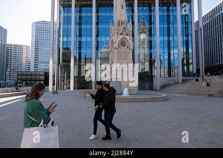 Szene am kürzlich renovierten Chamberlain Square am 14.. März 2022 in Birmingham, Großbritannien. Der Chamberlain Square oder Chamberlain Place ist ein öffentlicher Platz im Zentrum von Birmingham, England, benannt nach dem Staatsmann und bedeutenden Bürgermeister von Birmingham, Joseph Chamberlain. Der viktorianische Platz wurde im Jahr 1970s drastisch umgestaltet, wobei die meisten viktorianischen Gebäude abgerissen wurden. Kürzlich erfolgte eine Renovierung, als der Platz für fünf Jahre bis März 2021 wegen Umbauarbeiten im Rahmen des Paradise-Plans für die Öffentlichkeit gesperrt wurde. Stockfoto