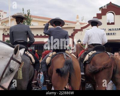 Gruppe von Reitern auf dem Pferderücken in der typischen kurzen Kleidung während der Messe Fuengirola gekleidet Stockfoto