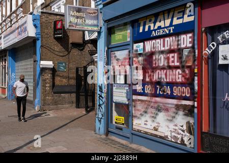 Reisebüro an der Old Kent Road am 24.. März 2022 in London, Großbritannien. Die Old Kent Road ist eine wichtige Durchgangsstraße im Südosten Londons, die durch den Stadtteil Southwark führt. Es war ursprünglich Teil einer alten Strecke, die von den Römern gepflastert wurde. Es ist jetzt Teil der A2, einer großen Straße von London zur Südostküste. Heutzutage fühlt sich die Umgebung heruntergekommen an, und obwohl es viele neue Wohnsiedlungen gibt, hat sie eine sehr starke Atmosphäre im alten East End, mit dem moderneren Twist einer sehr multikulturellen Bevölkerung. Stockfoto