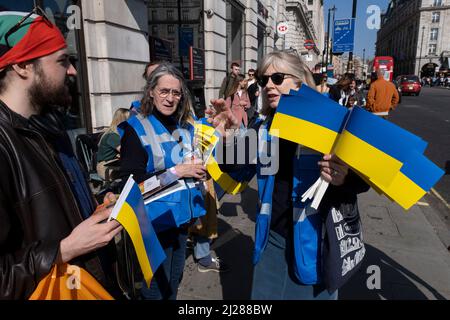 Am 26.. März 2022 in London, Großbritannien, sammeln sich Tausende von Menschen in der Hauptstadt zu einem friedensmarsch ‘London steht mit der Ukraine’ in Solidarität mit dem Volk der Ukraine. Der Konflikt in der Ukraine befindet sich nun in seinem zweiten Monat, und ihr Präsident hat die Menschen auf der ganzen Welt dazu aufgerufen, sich gegen die russische Invasion und den anhaltenden Krieg in der Region zu vereinen. Die ukrainische Flagge in Gelb und Blau war überall in dieser bunten Show der Einheit zu sehen. Stockfoto