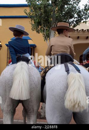 Kinder auf dem Pferderücken in der typischen kurzen Kleidung während der Messe Fuengirola gekleidet. Stockfoto