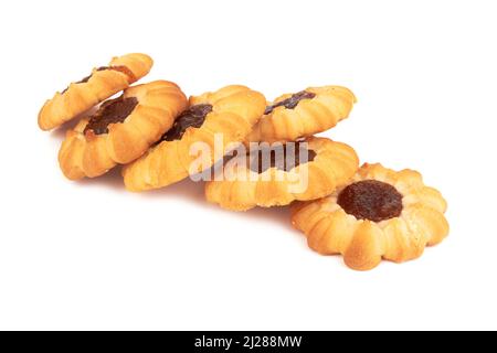 Kekse mit Marmelade auf weißem Hintergrund Stockfoto