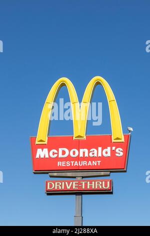 Bridgeport, USA - 11. März 2019: Das Schild von MC Donald unter blauem Himmel bei Bridgeport, USA. Stockfoto