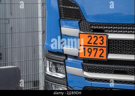 Ein Gefahrgutschild auf einem LKW Stockfoto