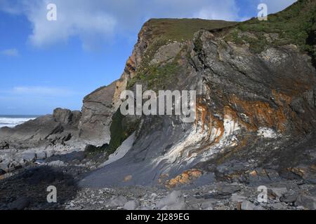 Sandymouth Bay mit zerklüfteten, verzerrten Klippen, die über dem felsigen Strand ragen, an der Atlantikküste von North Cornwall.UK Stockfoto