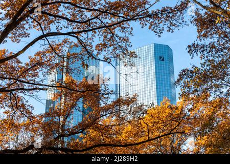 Frankfurt, Deutschland - November 21,2020: Fassade des Hauptquartiers der Deutschen Bank mit spiegelnden Wolkenkratzern in Frankfurt. Stockfoto