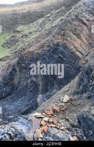 Sandymouth Bay mit zerklüfteten, verzerrten Klippen, die über dem felsigen Strand ragen, an der Atlantikküste von North Cornwall.UK Stockfoto