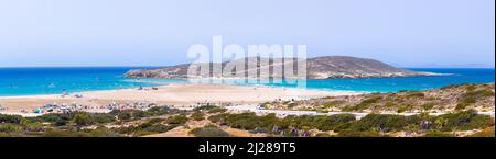 Prasonisi Strand im südlichen Teil von Rhodos, Griechenland. Berühmter Surfer-Hotspot zwischen zwei Meeren. Die Leute reiten mit Kitesurf und Windsurf Stockfoto