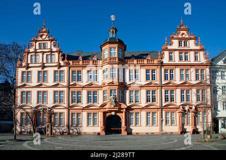 Mainz, Deutschland - 13. Februar 2021: Szenische Fassade des historischen Gutenberg-Museums in Mainz. Stockfoto